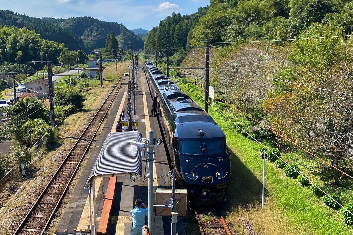 大隅大川原駅に停車する36ぷらす3列車